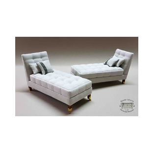 Modern-style miniature chaise longue, 1:12 scale. Upholstered in quilted linen fabric with buttons. Wooden frame.<br />A one-of-a-kind piece for dollhouses and collectors, crafted by miniature artisan Desirée Lafuente.