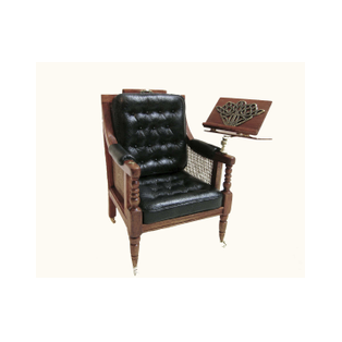 Sillón de lectura con atril miniatura escala 1:12 de madera tallada y cojines de piel capitoné.<br />Pieza única para casas de muñecas y coleccionistas realizado por la artesana miniaturista Desirée Lafuente.