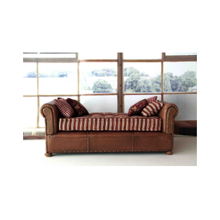 Sofá/cama en miniatura escala 1:12 tapizado de piel y colchón en tejido de algodón con cojines a juego. Tachuelas de latón y armazón de madera.<br />Pieza única para casas de muñecas y coleccionistas realizado por la artesana miniaturista Desirée Lafuente.
