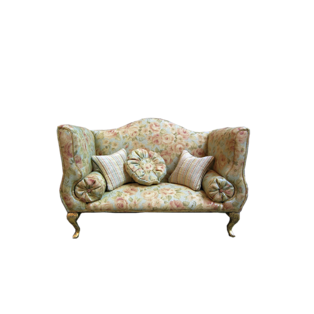Sofá en miniatura escala 1:12 con tapicería en tejido de algodón estampado floral con cojines a juego y estructura de madera.<br />Pieza única para casas de muñecas y coleccionistas realizado por la artesana miniaturista Desirée Lafuente.