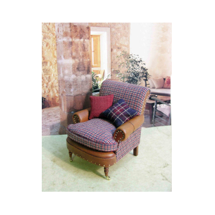 Butaca estilo clásico en miniatura escala 1:12 con tapicería combinada de piel y tejido de algodón. Estructura de madera.<br />Pieza única para casas de muñecas y coleccionistas realizado por la artesana miniaturista Desirée Lafuente. 