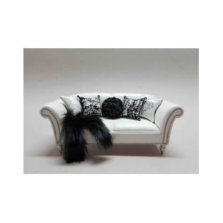 Sofá en miniatura escala 1:12 tapizado en piel de color blanco con varios cojines de piel y tela.<br />Pieza única para casas de muñecas y coleccionistas realizado por la artesana miniaturista Desirée Lafuente.<br />