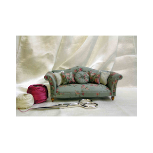 Sofá estilo shabby en miniatura escala 1:12 tapicería de tejido de algodón estampado floral. Armazón de madera y cojines a juego.<br />Pieza única para casas de muñecas y coleccionistas realizado por la artesana miniaturista Desirée Lafuente.