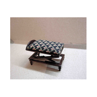 Reposapiés estilo Victoriano regulable en miniatura escala 1:1 tapizado en tejido de algodón.<br />Pieza única para casas de muñecas y coleccionistas realizado por la artesana miniaturista Desirée Lafuente.