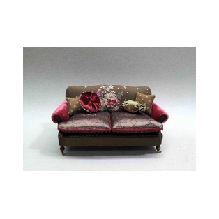 Sofá en miniatura escala 1:12 estilo bohemio.  Tapizado con mezcla de tejido de algodón, terciopelo y seda. Varios cojines combinados.<br />Pieza única para casas de muñecas y coleccionistas realizado por la artesana miniaturista Desirée Lafuente.<br />