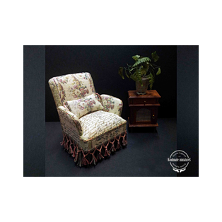 Butaca estilo shabby en miniatura escala 1:12 con tapicería de lino estampado y cojín a juego. Estructura de madera.<br />Pieza única para casas de muñecas y coleccionistas realizado por la artesana miniaturista Desirée Lafuente.