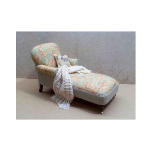 Chaise longue en miniatura escala 1:12 con tapicería en tejido de algodón estampado con motivos florales. Manta de de punto y un cojín.<br />Pieza única para casas de muñecas y coleccionistas realizado por la artesana miniaturista Desirée Lafuente.