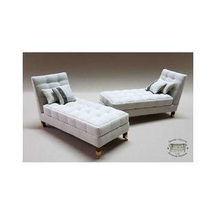 Chaise longue en miniatura escala 1:12 estilo moderno. Tapicería en tejido de lino acolchado con botones. Estructura de madera.<br />Pieza única para casas de muñecas y coleccionistas realizado por la artesana miniaturista Desirée Lafuente.