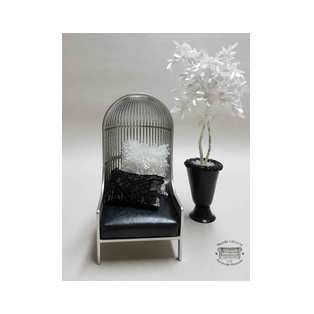 Sillón en miniatura escala 1:12 tapizado en piel.<br />Pieza única para casas de muñecas y coleccionistas realizado por la artesana miniaturista Desirée Lafuente.<br />