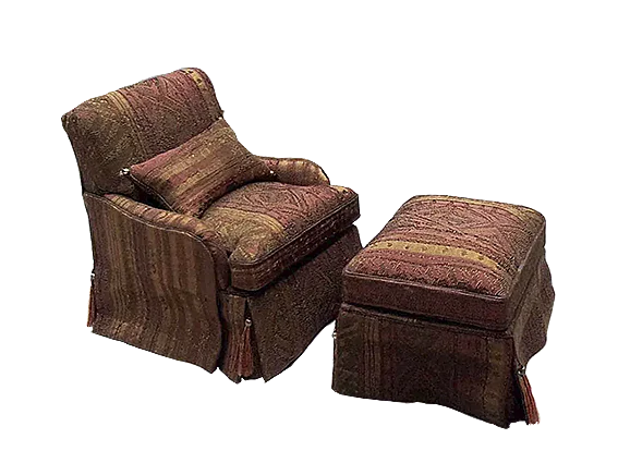 Butaca con reposapies artesanal en miniatura a escala 1:12 realizada con tejido y madera. Pieza única para casas de muñecas y coleccionistas realizada por la artesana miniaturista Desirée Lafuente.