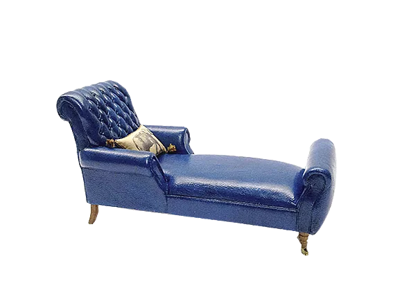 Chaise longue  artesanal en miniatura a escala 1:12 tapizado  con piel y estructura de madera. Pieza única para casas de muñecas y coleccionistas realizada por la artesana miniaturista Desirée Lafuente.