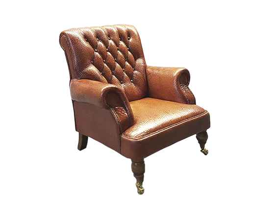 Butaca de piel en miniatura artesanal escala 1:12
						con respaldo abotonado color camel realizada por la artesana miniaturista Desirée Lafuente. 