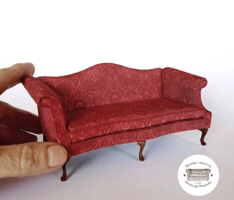 Sofá Georgiano miniatura escala 1:12 con tapicería de tejido de seda.