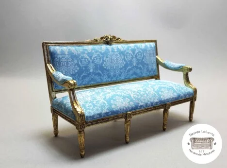 Sofá estilo Luis XVI en miniatura escala 1:12 tapizado en tejido de seda - estructura de madera tallada y acabado con pna de oro.