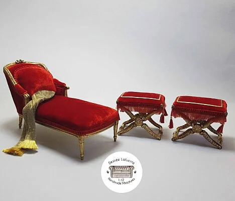 Chaise longue y stools estilo Luis XVI en miniatura escala 1:12. Tapicería en terciopelo y estructuras  de madera tallada. Acabado pan de oro.