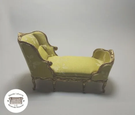 Chaise longue Versalles em miniatura escala 1:12 tapizado en brocado de seda- estructura de madera tallada.