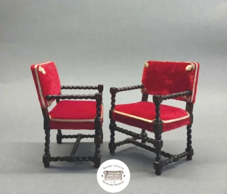 Sillones estilo Jacobeo en miniatura escala 1:12<br />Tapicería de terciopelo y estructura tallada.