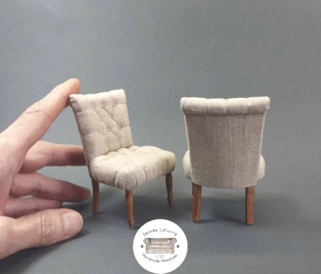 Par de sillas en miniatura escala 1:12 tapizadas con tejido de lino y acolchado con botones.
