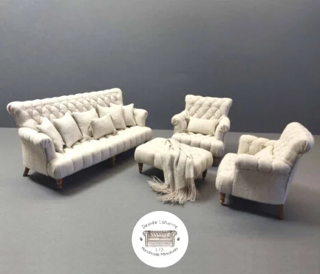 Set sofá, butacas y stool en miniatura escala 1:12 con tapicería en tejido de lino acolchado con botones. Estructura de madera.<br />