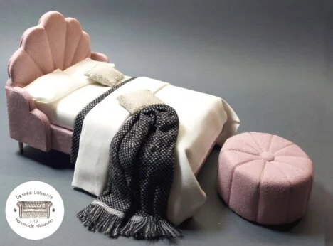 Cama y stool en miniatura escala 1:12 tapizados en terciopelo.