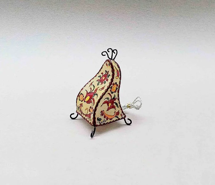 Lámpara de papel y alambre en miniatura escala 1:12. Pieza única para casas de muñecas y coleccionistas realizada por la artesana miniaturista Desirée Lafuente.
