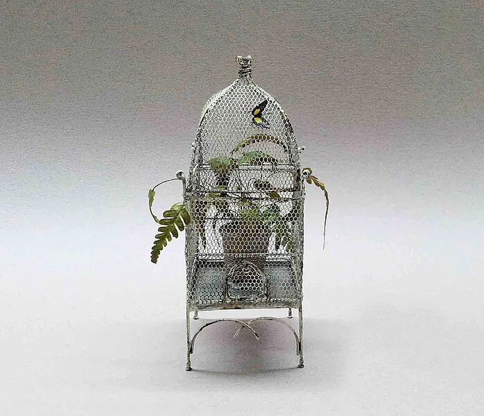 Jaula de metal  con planta en miniatura escala 1:12. Pieza única para casas de muñecas y coleccionistas realizada por la artesana miniaturista Desirée Lafuente.