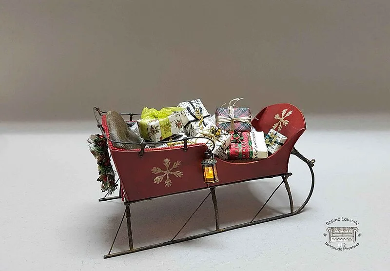 Trineo artesanal de madera y metal en miniatura escala 1:12. Pieza única para casas de muñecas y coleccionistas realizada por la artesana miniaturista Desirée Lafuente.