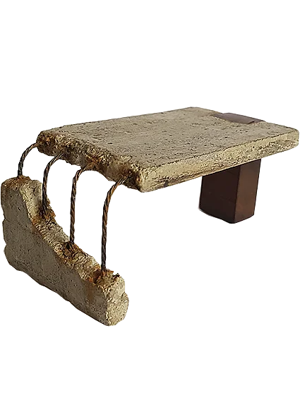 Mesa de cemento y metal en miniatura escala 1:12.  Pieza única para casas de muñecas y coleccionistas realizada por la artesana miniaturista Desirée Lafuente.