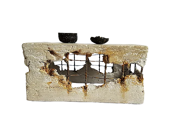 Mesa de cemento y metal en miniatura escala 1:12.  Pieza única para casas de muñecas y coleccionistas realizada por la artesana miniaturista Desirée Lafuente.