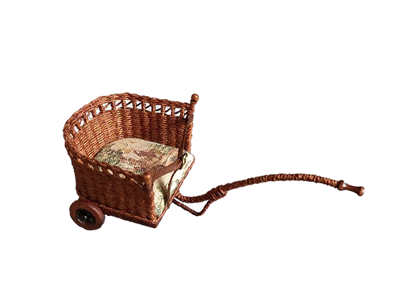 Carrito para niños de mimbre en miniatura en escala 1:12. Pieza única para casas de muñecas y coleccionistas realizada por la artesana miniaturista Desirée Lafuente.